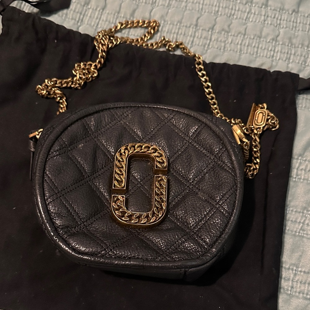 Chic Black Quilted Crossbody Bag with Gold Chain